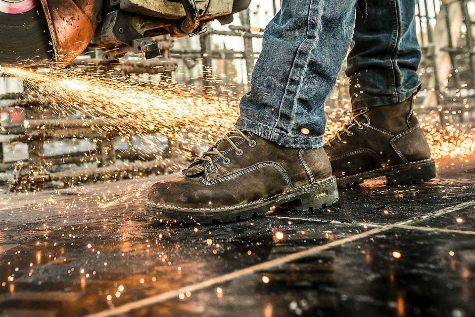 Giày bảo hộ lao động giúp tối ưu tính năng bảo vệ