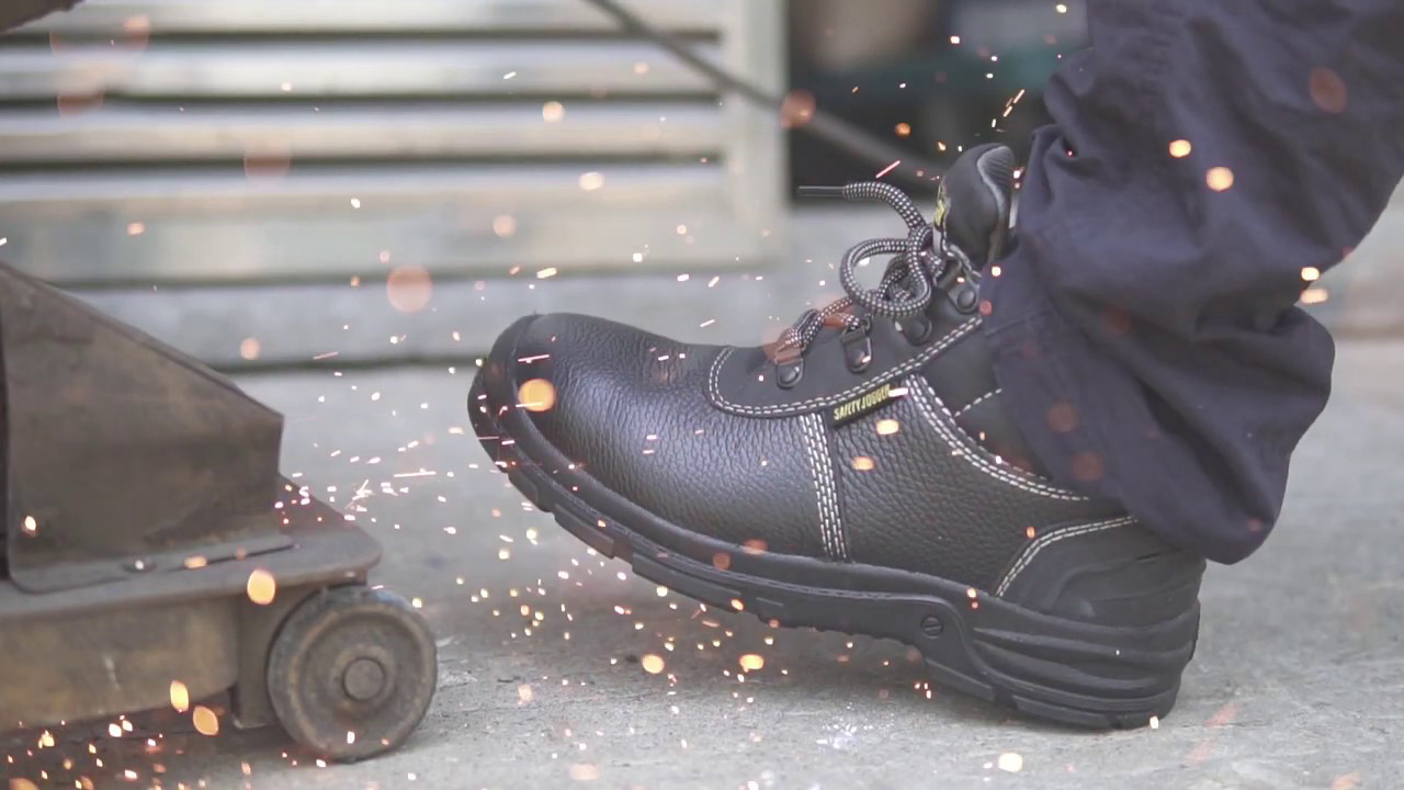 Giày bảo hộ lao động giúp tránh phồng rộp, mỏi bàn chân khi làm việc lâu