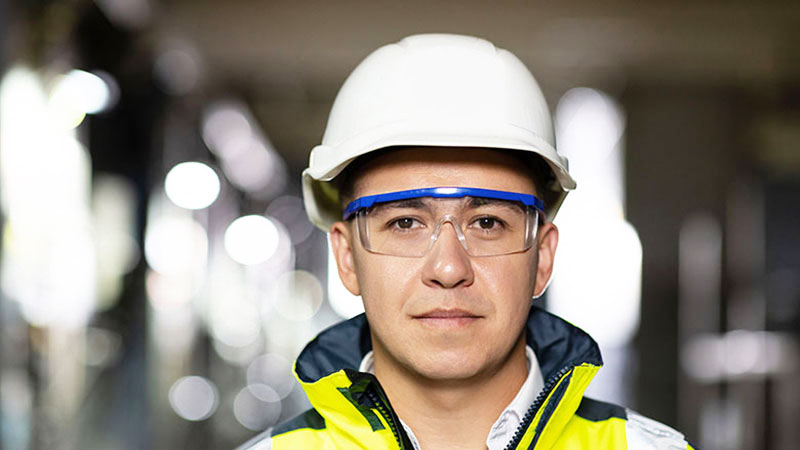 Kính bảo hộ lao động là lá chắn an toàn giúp người lao động tự tin và hiệu quả hơn trong công việc