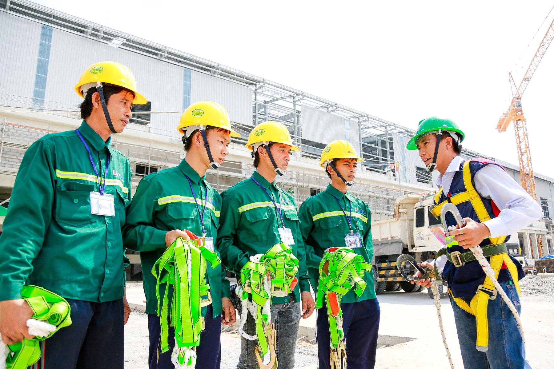 Quần áo bảo hộ lao động chính là lớp "áo giáp" đầu tiên giúp người lao động tránh khỏi những thương tích không đáng có.