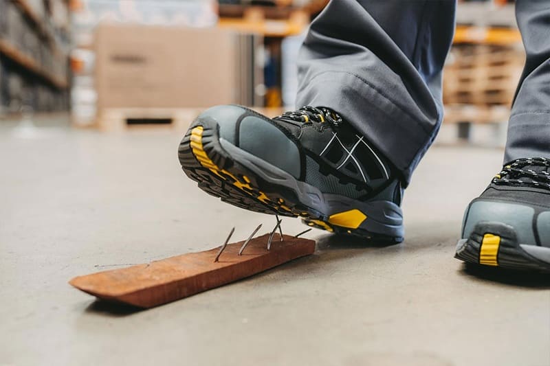 Giày bảo hộ lao động tại sao công nhân xây dựng không thể thiếu ?